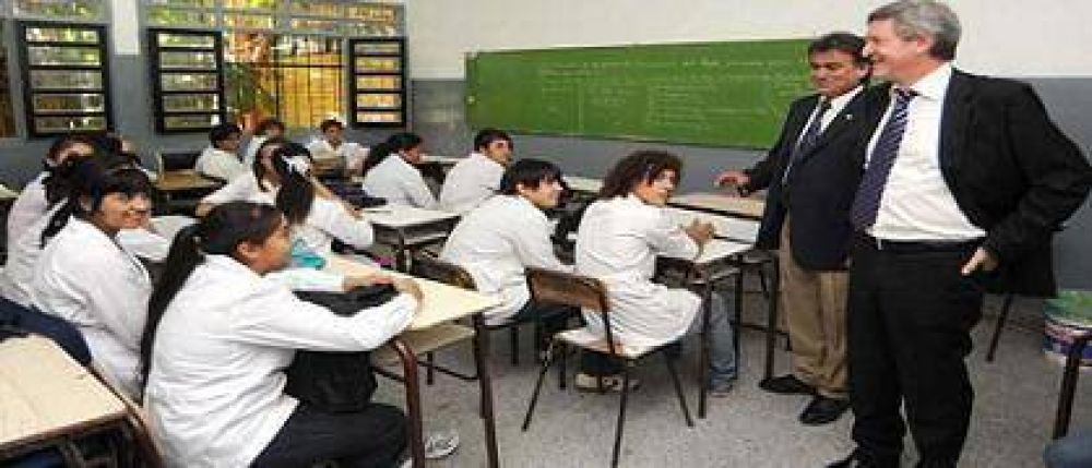 M. Oporto: 'quiero que se incorporen m�s chicos y egresen de esta escuela'
