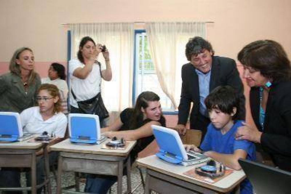  Lanzaron la educaci�n virtual para parajes