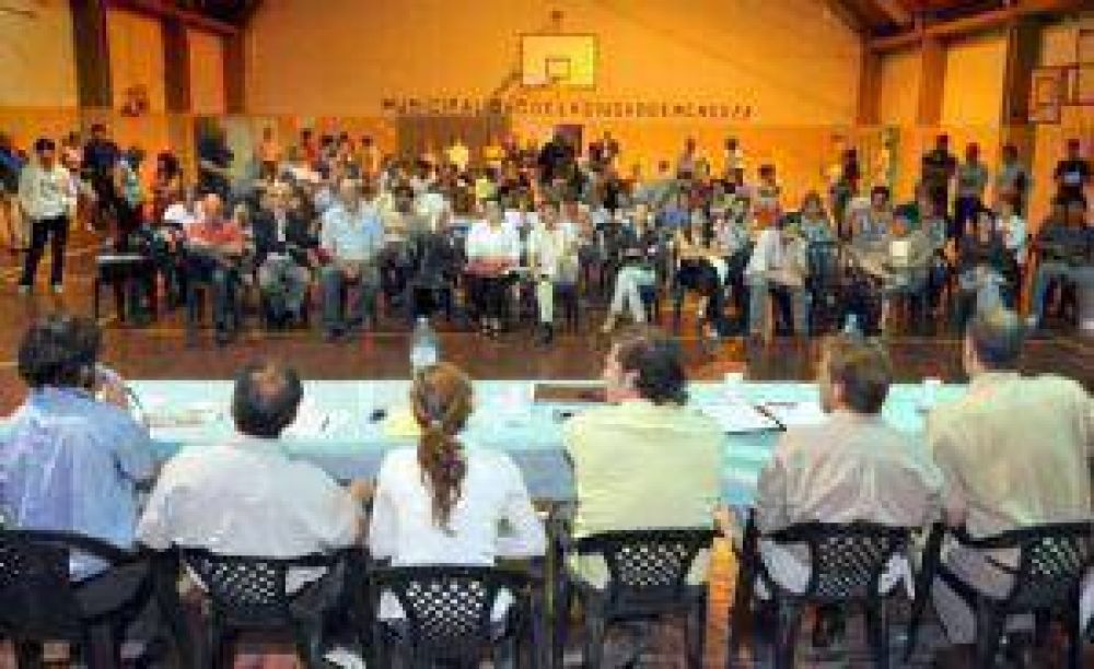 Pocas propuestas, chicanas y un debate copado por militantes