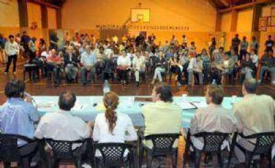 Pocas propuestas, chicanas y un debate copado por militantes