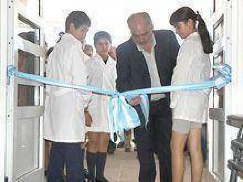 El Gobernador inaugur� una nueva escuela rural