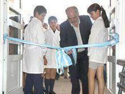 El Gobernador inaugur� una nueva escuela rural