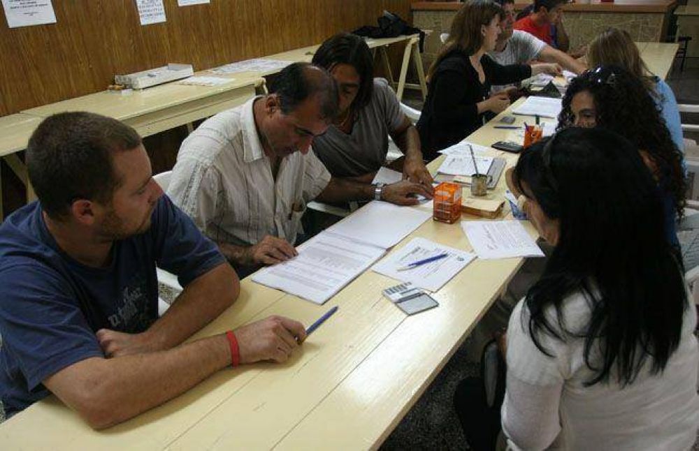 Municipales abrieron "bolsa del libro" para sus afiliados