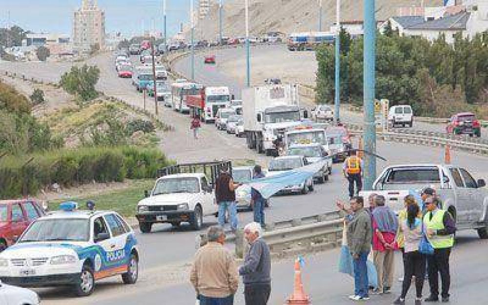 Ex ypefianos de Comodoro se sumaron a las protestas que se realizaron en el pa�s