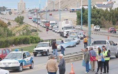 Ex ypefianos de Comodoro se sumaron a las protestas que se realizaron en el pa�s