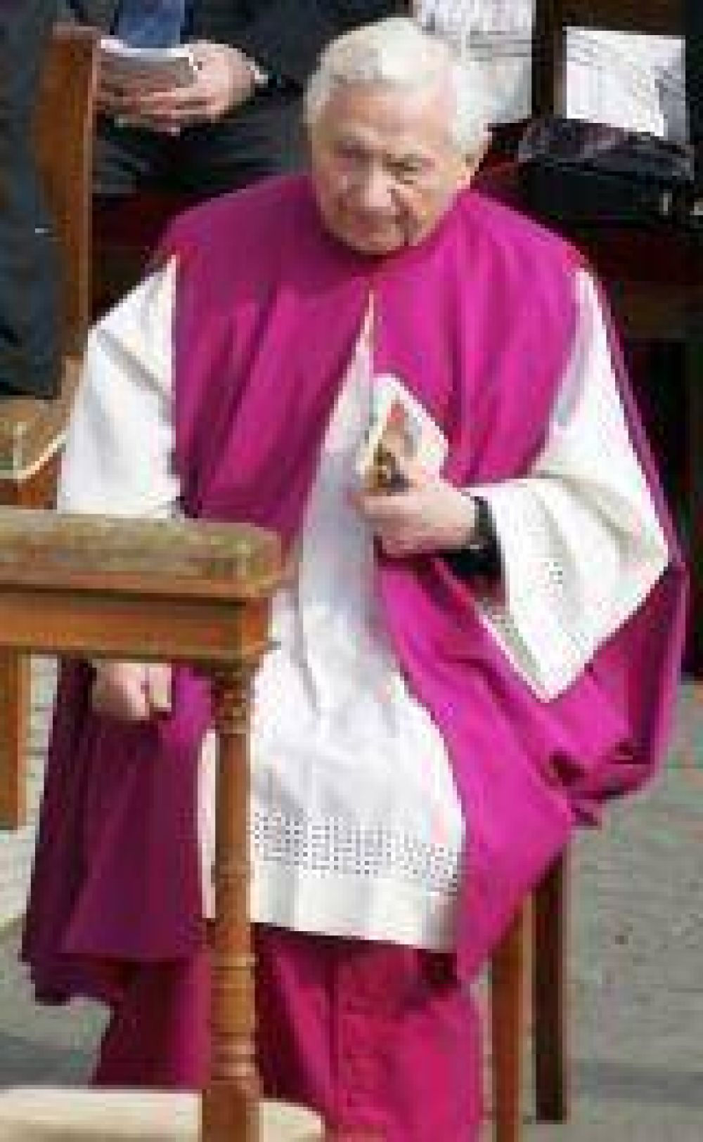 Georg Ratzinger reconoci� que abofete� a alumnos, pero neg� saber sobre abusos sexuales
