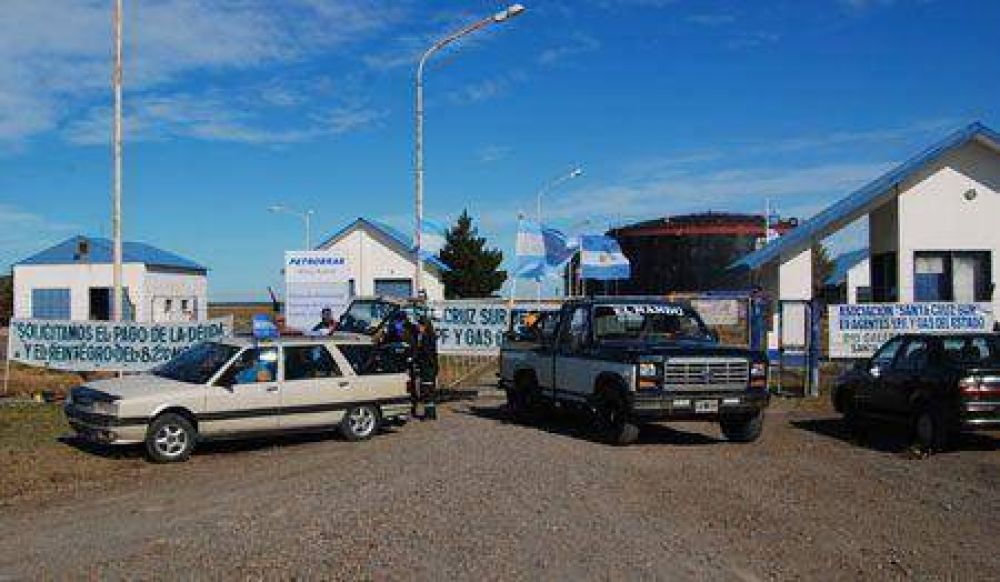 Los ex-ypefianos cortan acceso a Punta Loyola con afectaci�n de producci�n y transporte