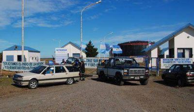 Los ex-ypefianos cortan acceso a Punta Loyola con afectaci�n de producci�n y transporte