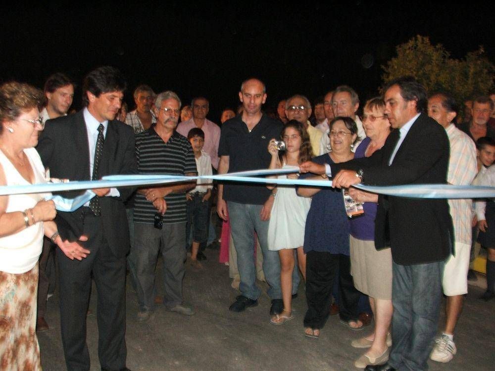 Escobar - Sandro Guzm�n inaugur� 9 cuadras de asfalto en Bel�n de Escobar