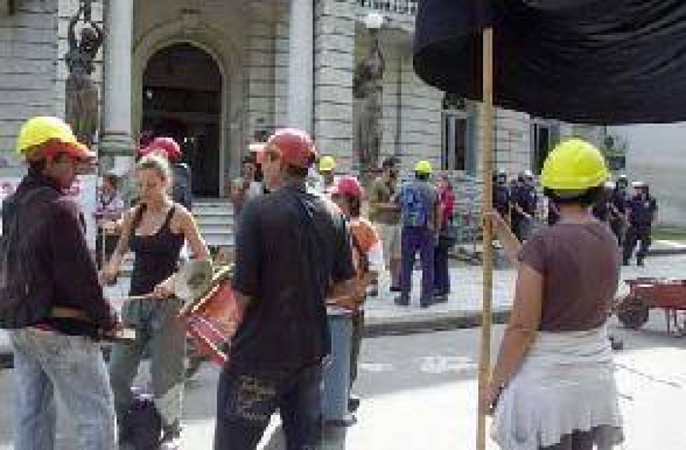 RECLAMO AL GOBIERNO El Frente Popular Dar�o Santill�n se manifiesta frente a la Municipalidad
