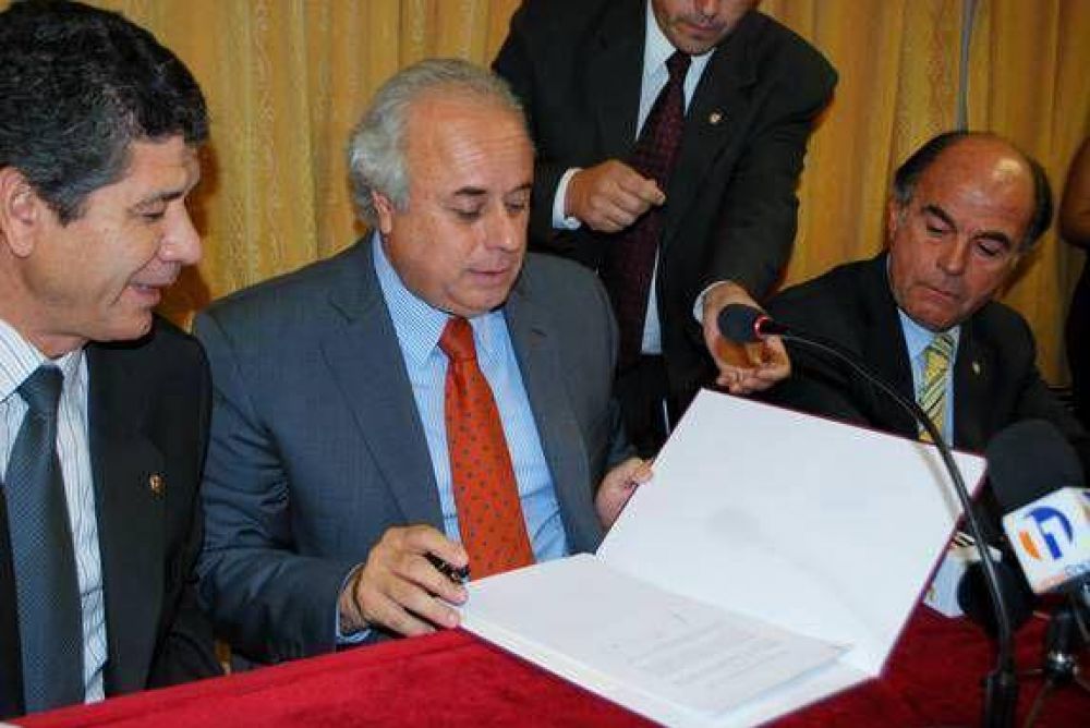 Lima firm� convenio con A.Pe.L. 