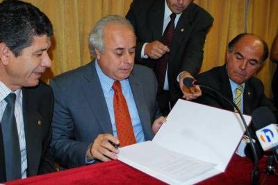 Lima firm� convenio con A.Pe.L. 
