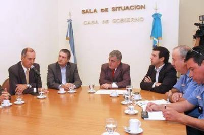 Das Neves anunci� que el piso salarial para polic�as que est�n en la calle ser� de $ 3.000