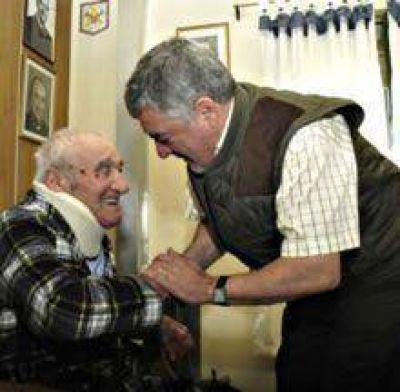 Modelo Promesas Incumplidas: A mas de tres meses Das Neves no cumplio con nada de lo que le prometio al cura Corti  