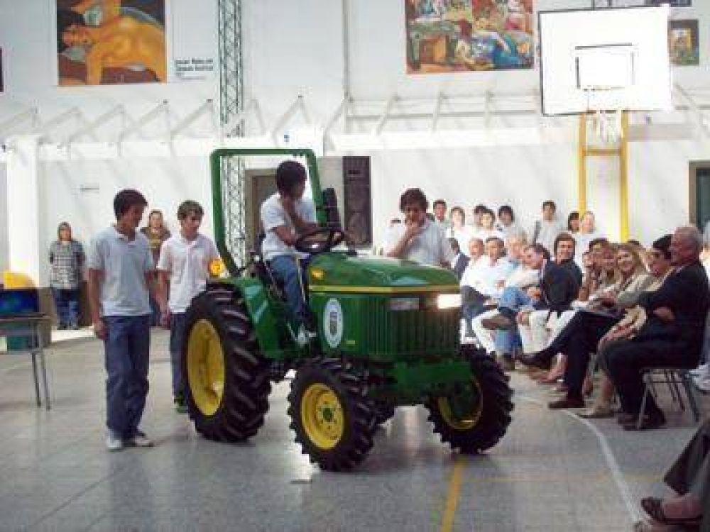 La EATA recibi� treinta notebooks, un tractor y se incorpor� a la Red de escuelas Alfredo Hirsch