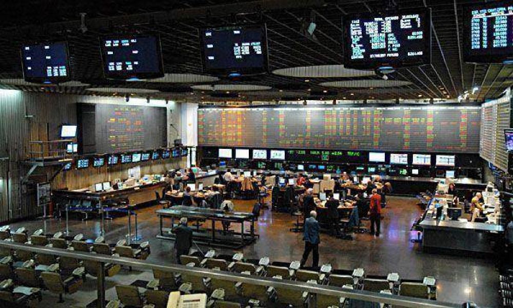 Avanza el Merval, los bonos suben 1,5% y el Riesgo Pa�s pisa los 700 puntos b�sicos