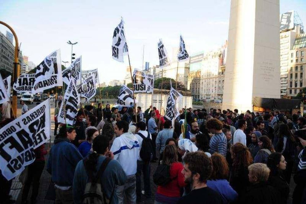 Protesta de empleados de Kraft en el Obelisco