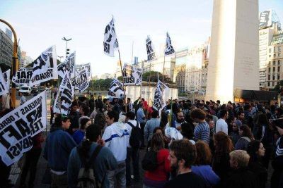 Protesta de empleados de Kraft en el Obelisco
