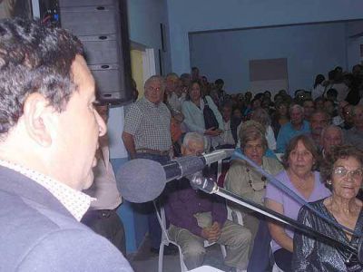 Escudero arm� un multitudinario acto en el PJ y pidi� espacio para el duhaldismo