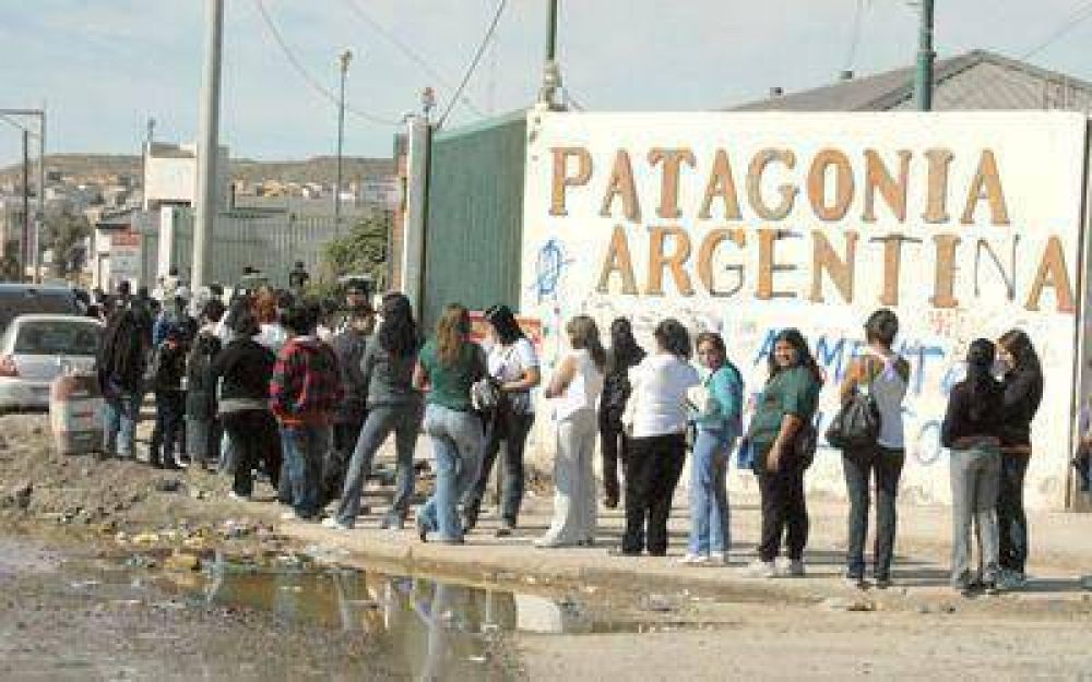 Ayer tambi�n fue un d�a de largas colas en la terminal de Patagonia