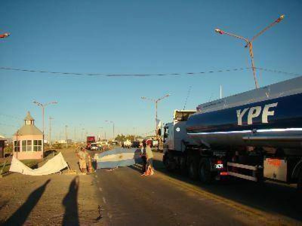  Ex empleados de YPF siguen sobre la ruta