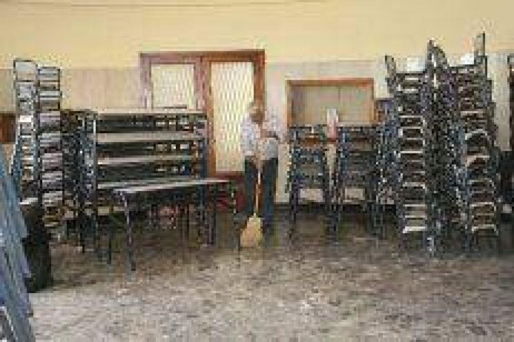 Lleg� mobiliario para establecimientos educativos, que s�lo suplir� el diez por ciento del d�ficit total 