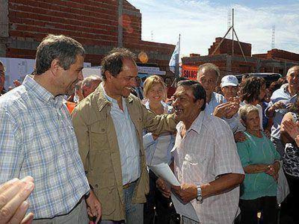 AVELLANEDA: Scioli destac� que el "Estado llega adonde antes no llegaba"