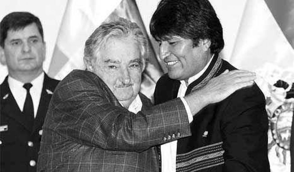 El abrazo "gas por puertos" de Pepe y Evo