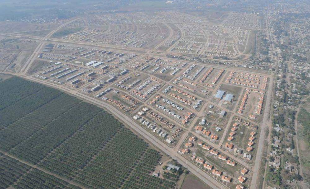 Aplazan la entrega de casas en Lomas de Taf�