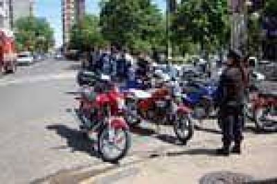 Entre los agravios de motociclistas y el respeto a la ordenanza