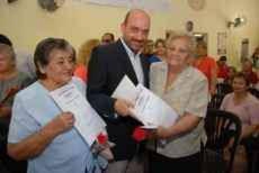 El gobierno entreg� escrituras y t�tulos perfectos a vecinos del B� Santa Justin