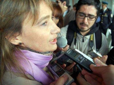R�os dijo estar "obligada" a producir descuentos salariales a los docentes
