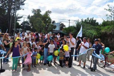 ITUZAINGO Descalzo inaugur� nuevos pavimentos en Villa Evita