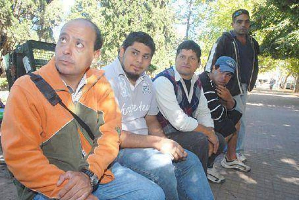 EL GOBIERNO MANTIENE PROMESAS Y DEUDAS Integrantes de la Cooperativa de "Aguas m�s Trabajo" quieren cobrar y trabajar