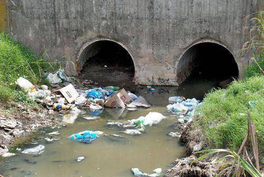 Piden investigar el presunto derrame de aguas cloacales en la zona de la U.P. 49