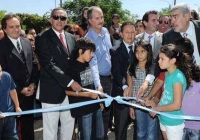 Jaque y Fayad entregaron 45 viviendas en el Barrio San Mart�n