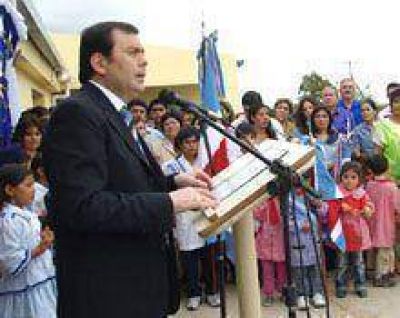 Zamora inaugur� un edificio escolar en el paraje C�yoj