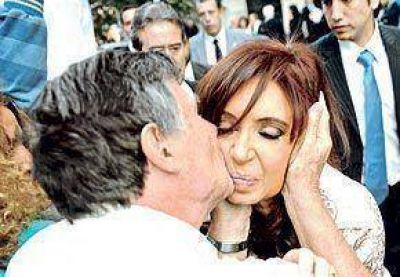 Cristina protege a sus halcones, mientras llama a comer merluza 