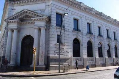 La Municipalidad limpi� el frente del ex Banco Comercial