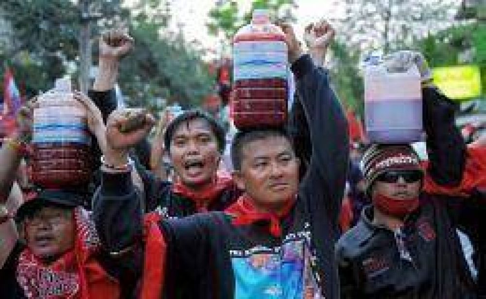 Tailandia: los "camisas rojas" esparcen sangre frente a la sede del partido oficialista