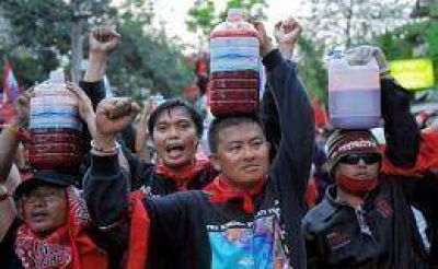 Tailandia: los "camisas rojas" esparcen sangre frente a la sede del partido oficialista