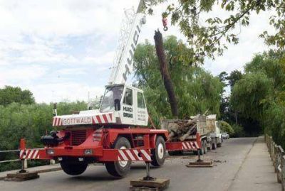 Por la limpieza en el r�o Luj�n, el puente Alte. Brown se encuentra cortado