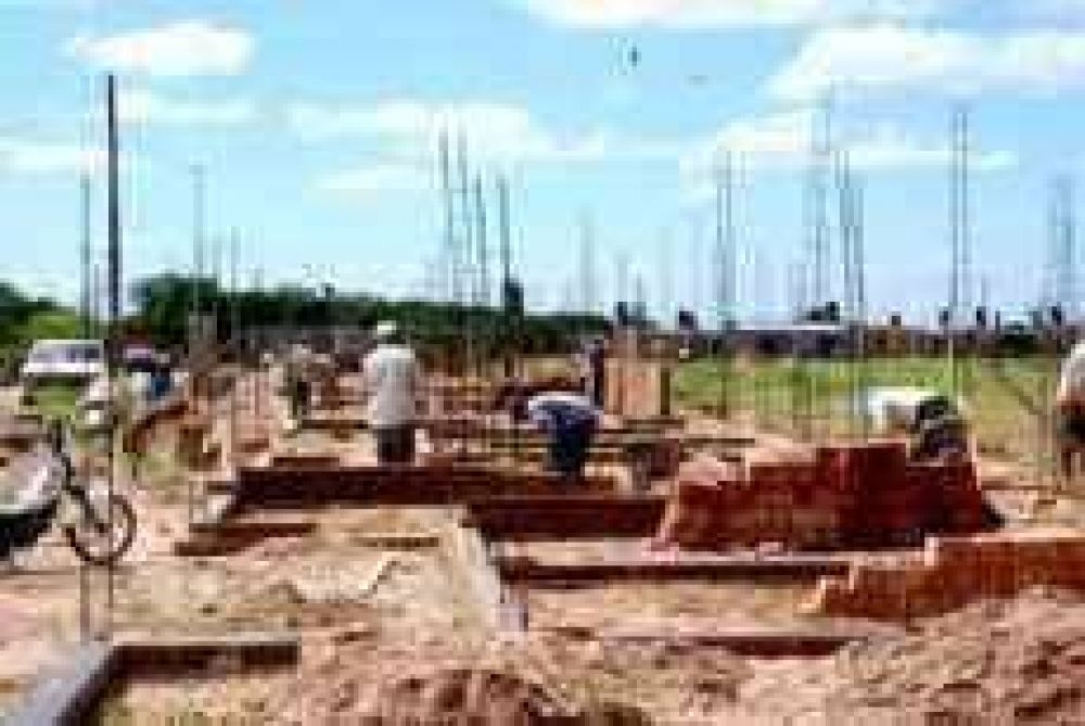 En 120 d�as el gobierno entregar� las 43 viviendas del barrio "Madres Solteras"