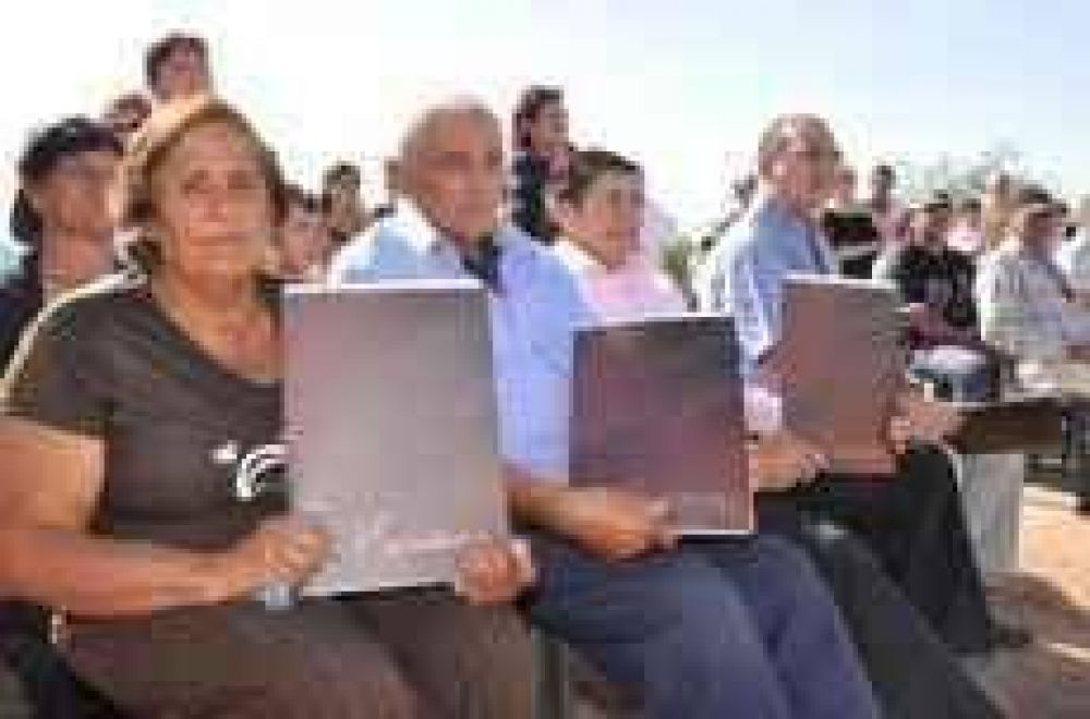 El gobierno entreg� 50 escrituras a pobladores de zona urbana y rural