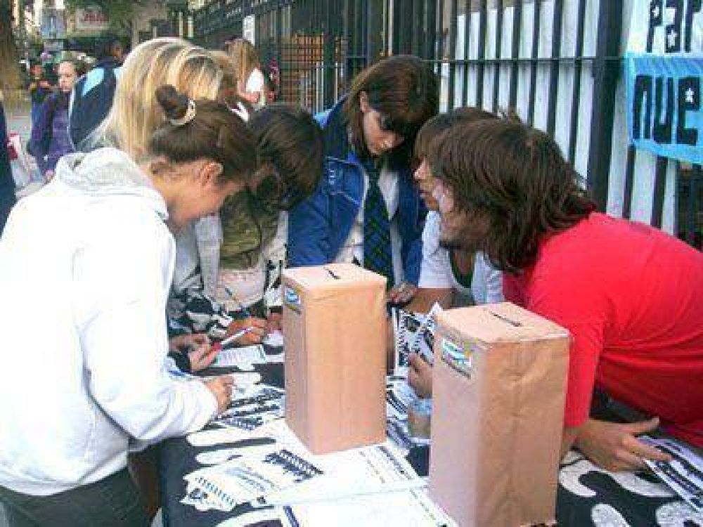 Realizan campa�a para conocer la opini�n de los j�venes sobre el pa�s