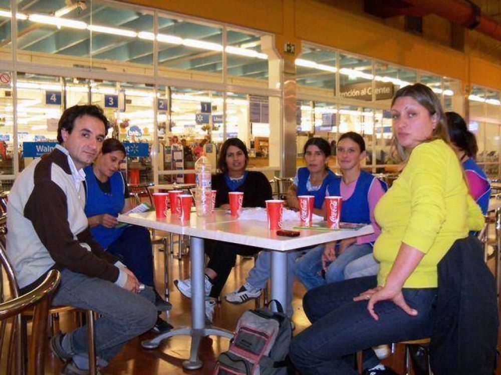Walmart sin limpieza por el paro de empleados contratados que llevan dos meses sin cobrar