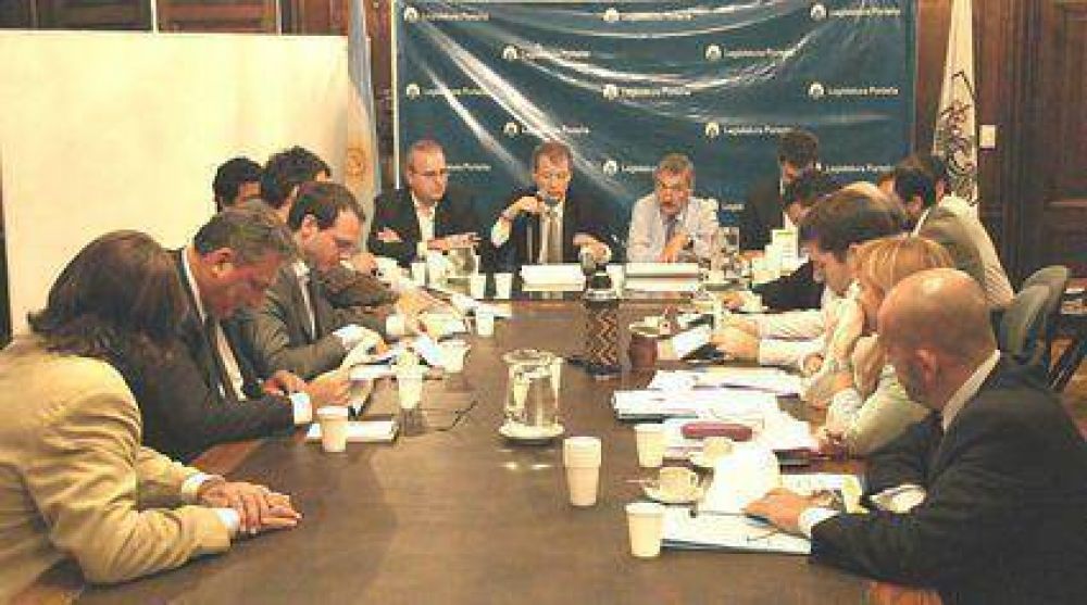 Macri ya se queja de la comisi�n que analiza subas impositivas por avanzar lento
