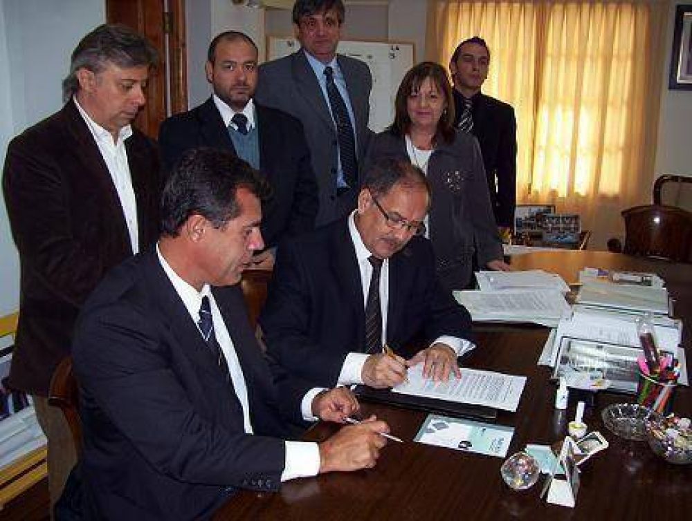 La provincia firma dos convenios para la salud en Ituzaing�