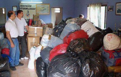 Un cami�n con alimentos, agua, y ropas para Chile