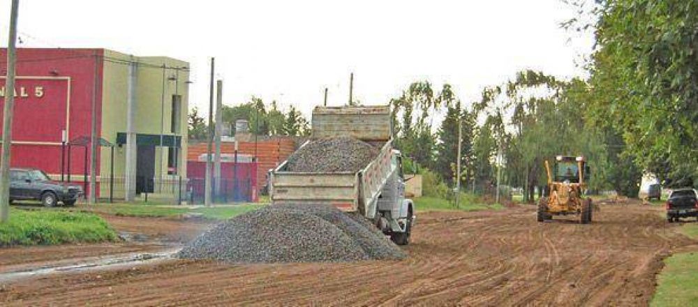 Iniciaron obras de nivelaci�n para asfaltar la avenida Boz�n